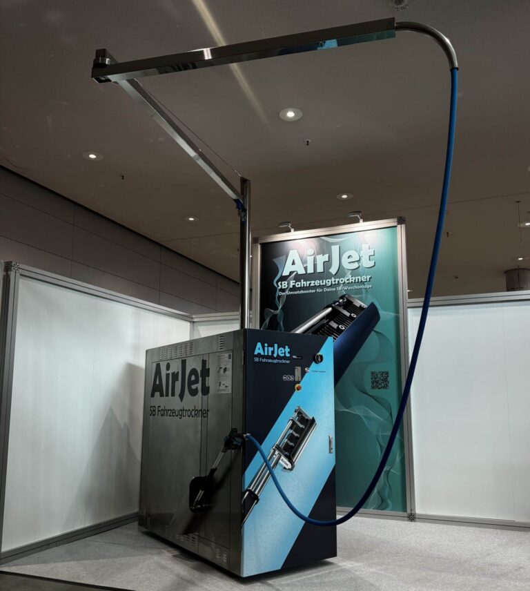 Der AirJet Sb Fahrzuegtrockner auf dem Messestand auf der UNITI expo 2024 in Stuttgart